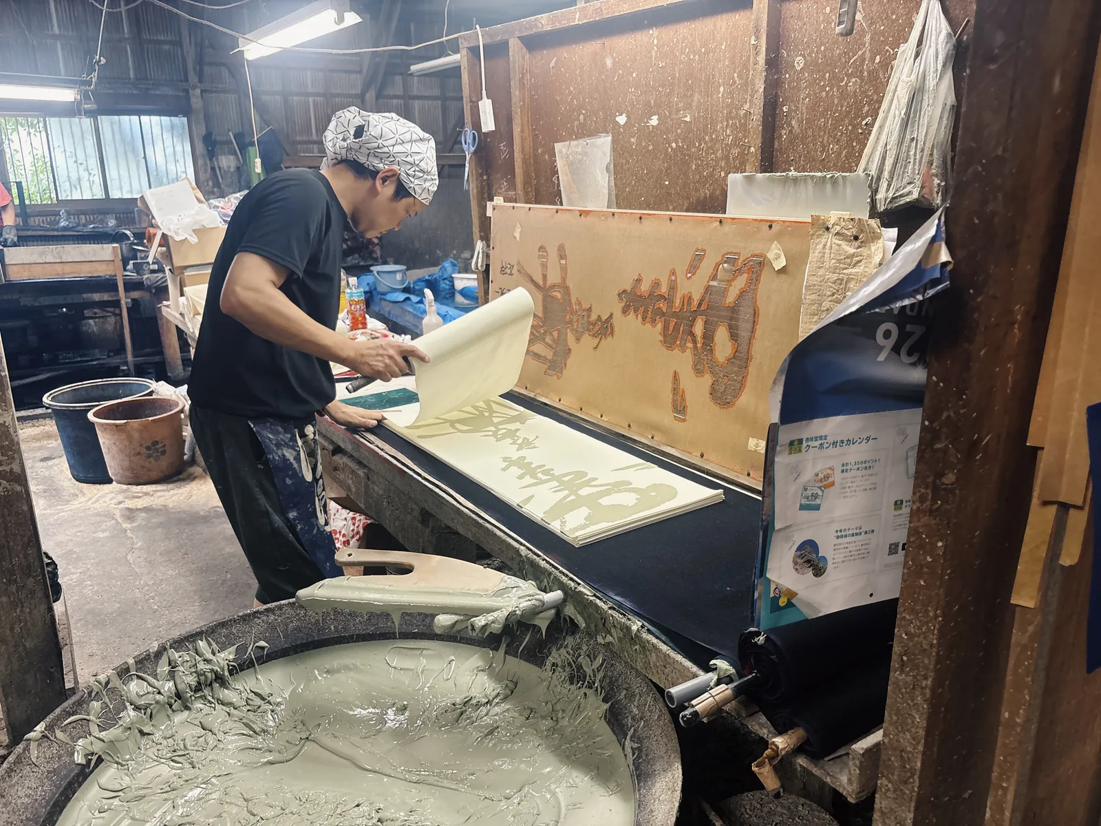 糊置きを行う板場の森本さん