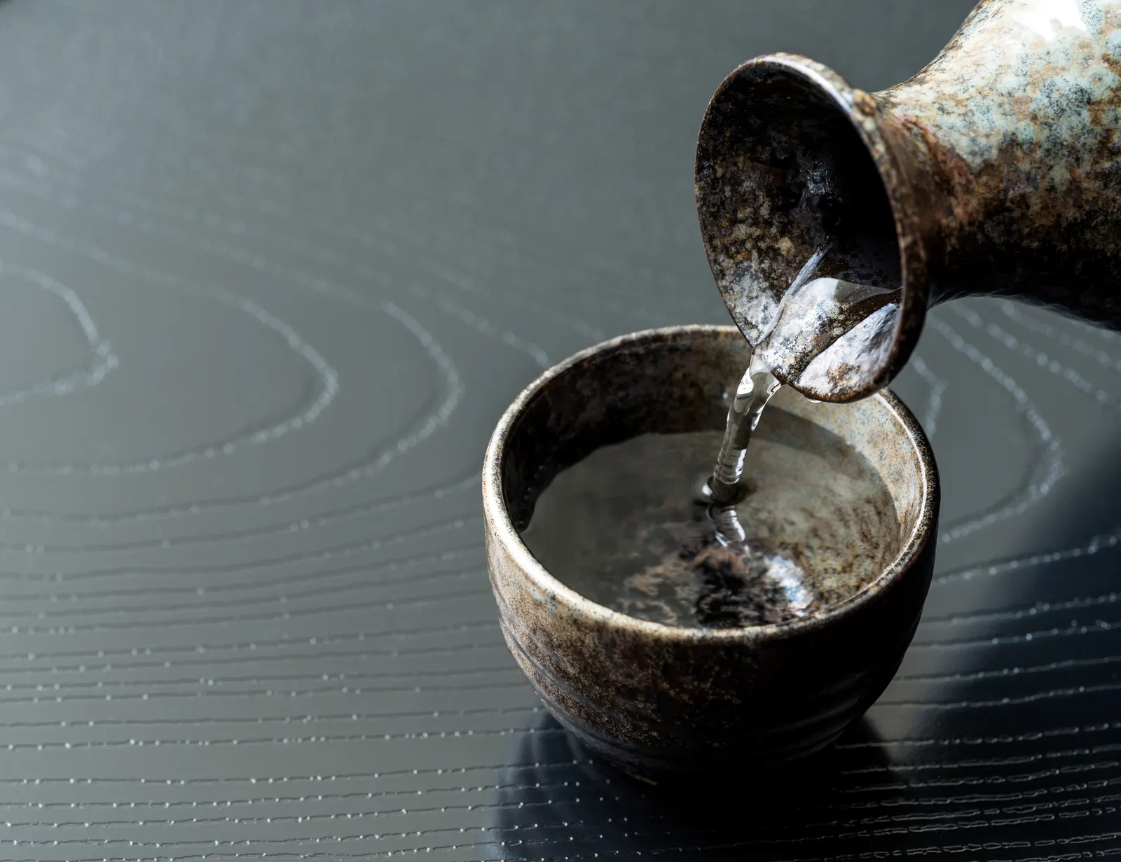 徳利から盃へ静かに注がれる日本酒