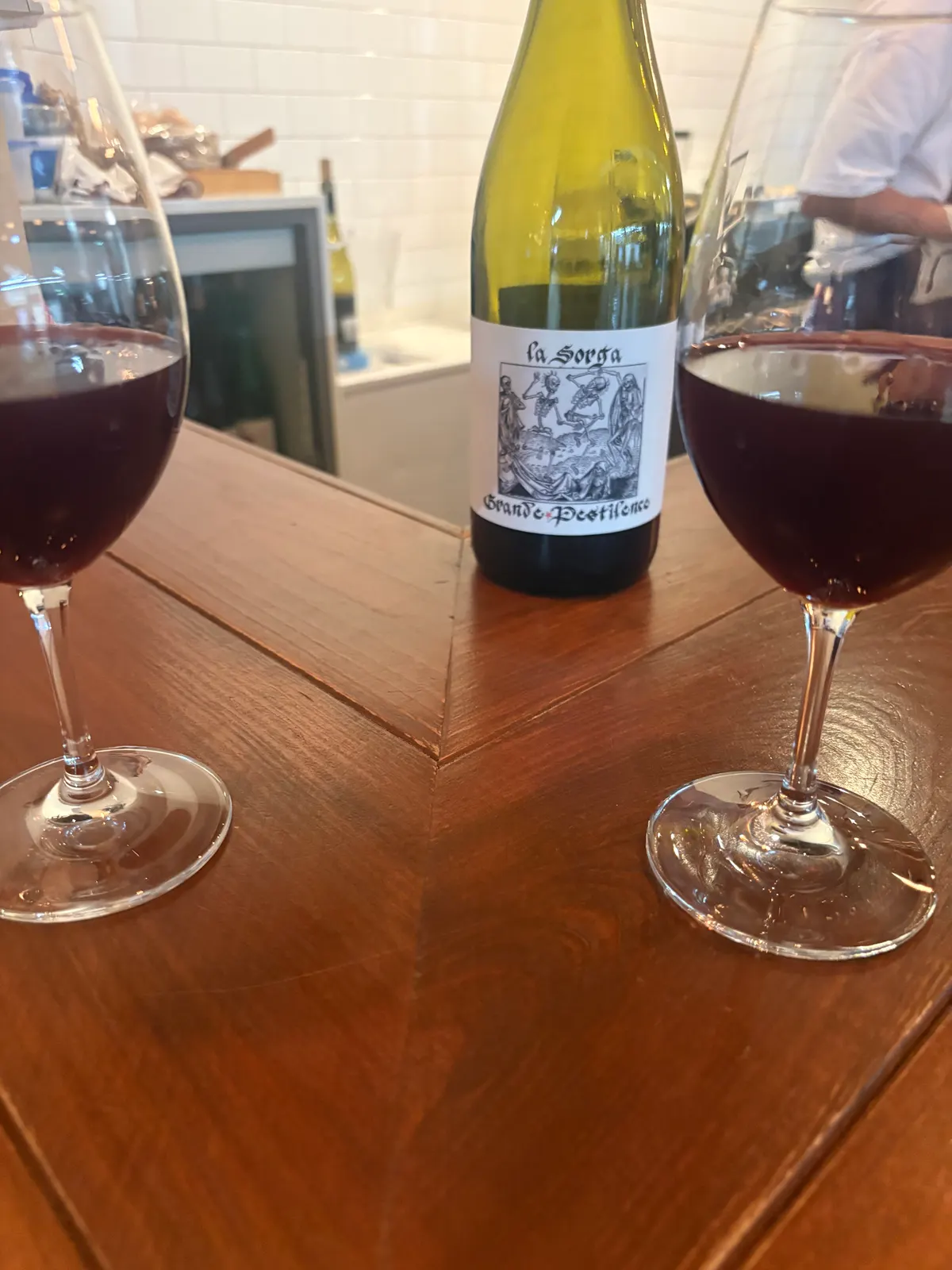 2人と酌み交わした夜の赤ワインと、2つのグラス