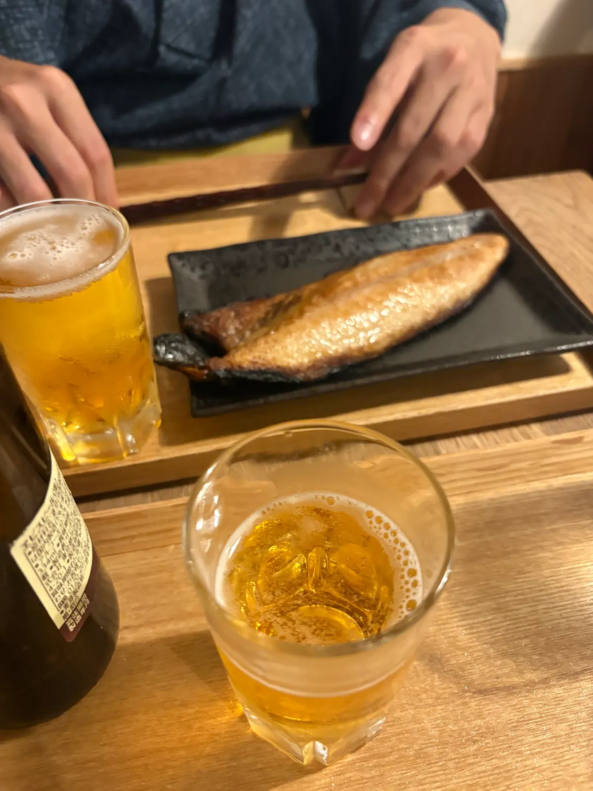 干物と、冷えたビールの並ぶ浜松の居酒屋の卓